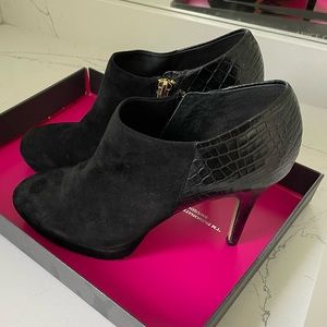 Vince Camuto Elvin black suede and snakeskin zipper booties. Size 8.5